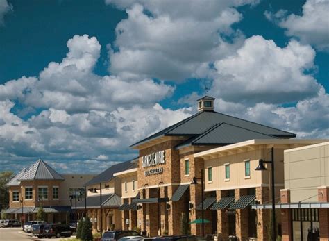 THE 10 CLOSEST Hotels to The Shops at Highland Village.
